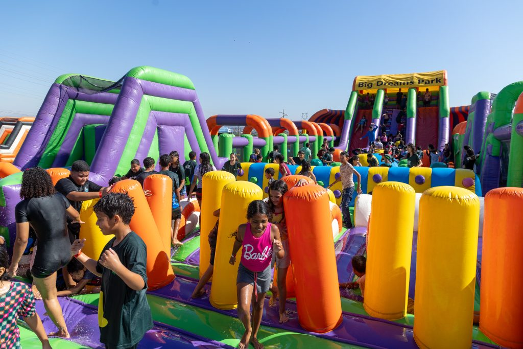 Mais de 400 crianças de Rondonópolis viveram uma manhã de diversão no parque inflável