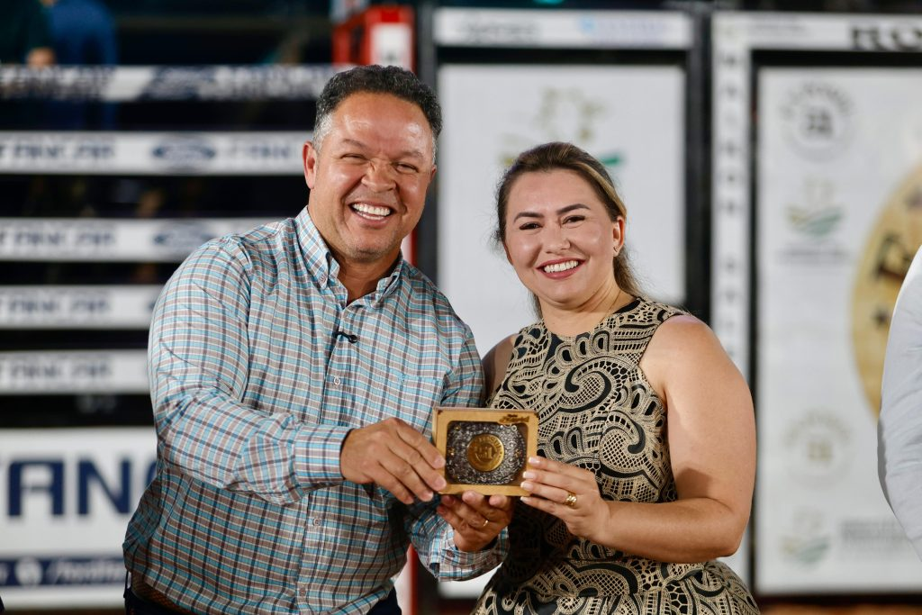 Cláudio Ferreira e Alessandra, com a fivela que recebeu de presente. Foto: Ednilson Aguiar