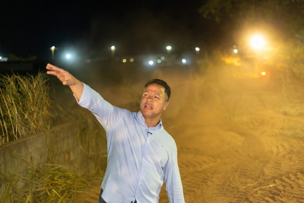Cláudio Ferreira acompanha serviço de limpeza: "Nós queremos transformar por completo nossa cidade". Foto: Ednilson Aguiar