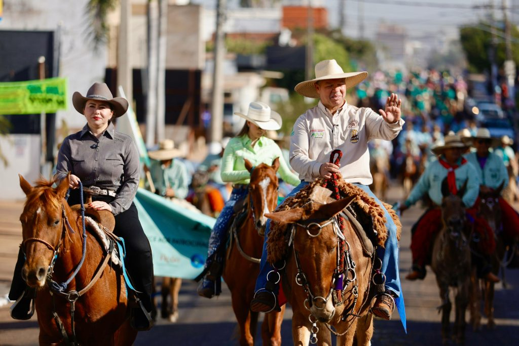 Prefeito Cláudio e Alessandra Ferreira participam da Cavalgada 