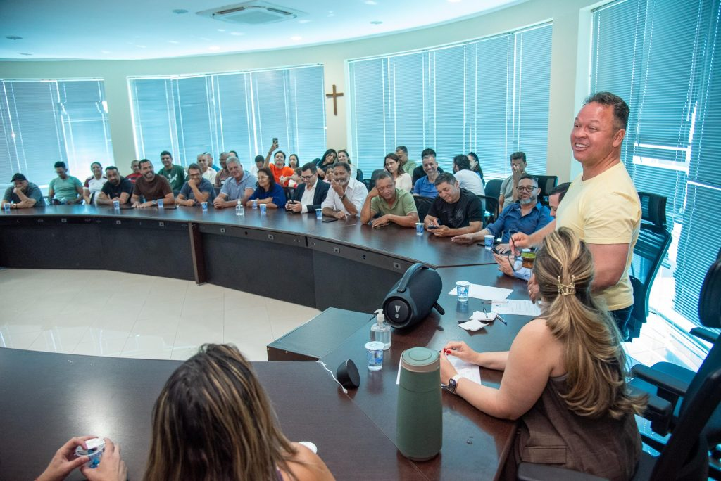 Prefeito apresentou aos moradores os projetos que vão beneficiar a Vila Operária. Foto: Marcos Miiraglia
