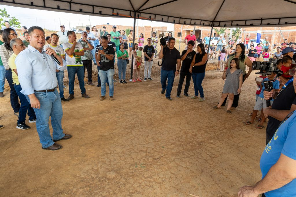 Momento do discurso do prefeito junto à comunidade do Alfredo de Castro 3. Foto - Ednilson Aguiar