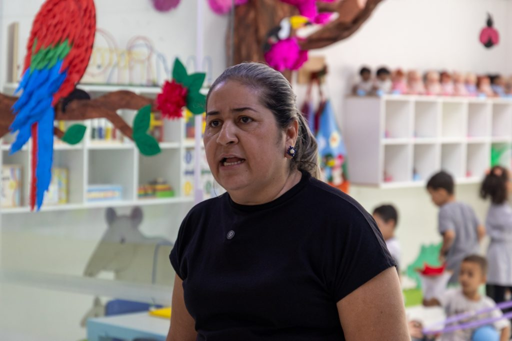 Sandra Maísa, professora da educação infantil da rede municipal: "as crianças têm amado esse espaço". Foto – Ednilson Aguiar