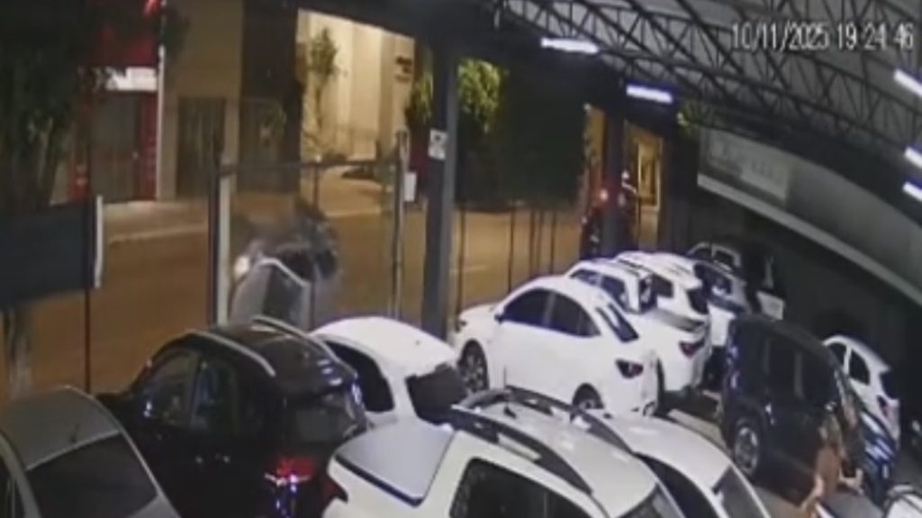 Imagens de câmeras de segurança registraram o momento do impacto.