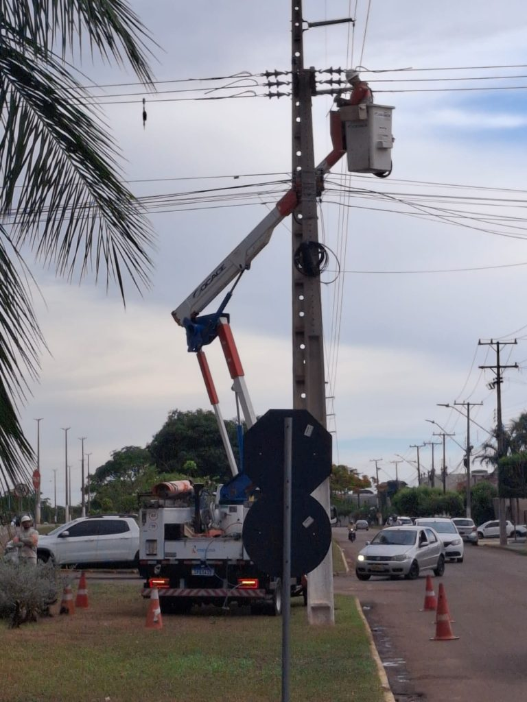 Acidente com poste causa falta de água em Rondonópolis