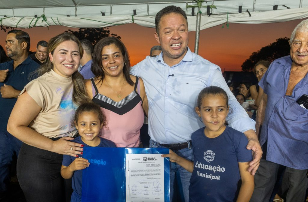 A primeira-dama Alessandra e o prefeito Cláudio Ferreira junto de família que será beneficiada com obra. Fotos – Ednilson Aguiar