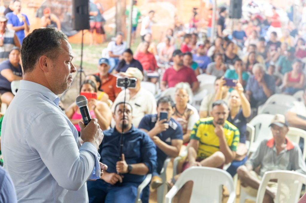 Prefeito de Rondonópolis, Cláudio Ferreira, em seu discurso: "Nossa política é de fazer um governo de resultado e fazer entrega!". Fotos – Ednilson Aguiar