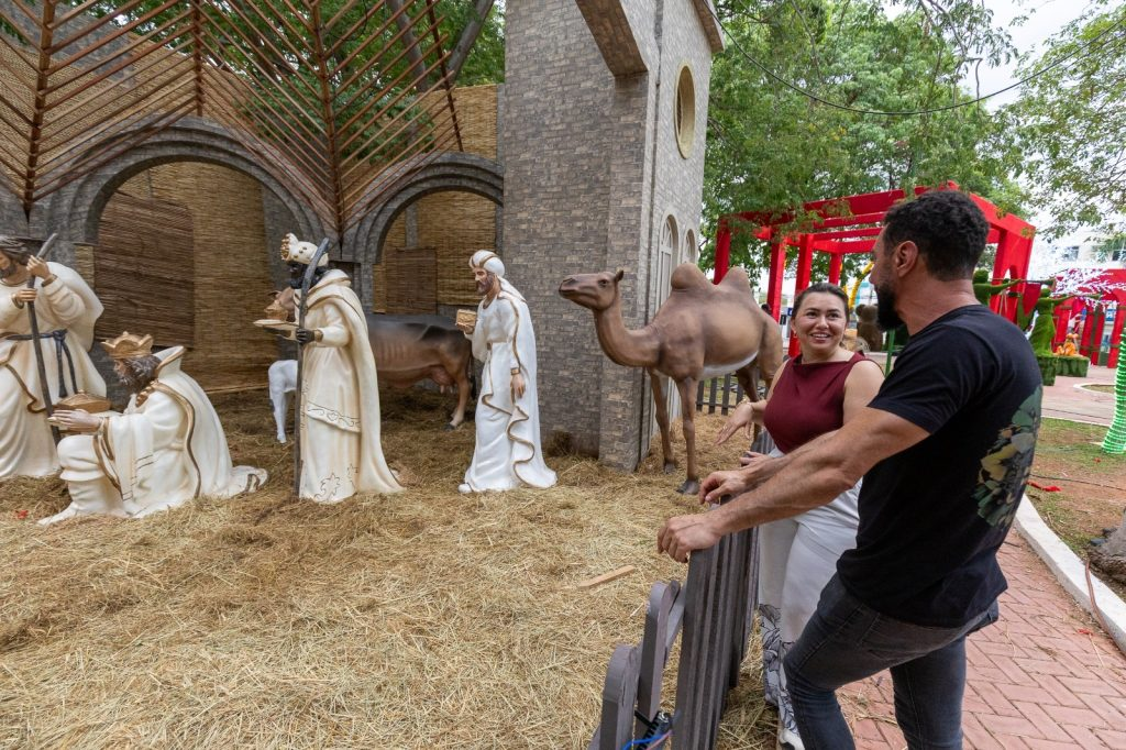 Primeira-dama confere o presépio montado no Natal do Amor.