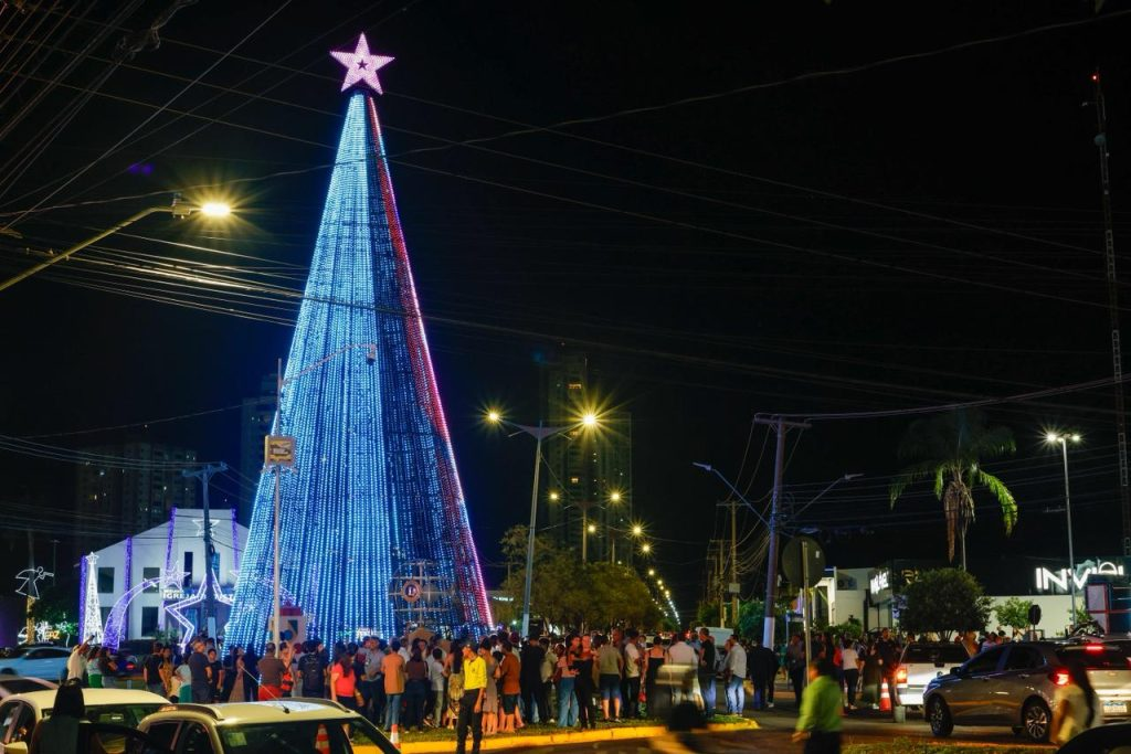 Árvore de Natal de 22 metros na Lions Internacional