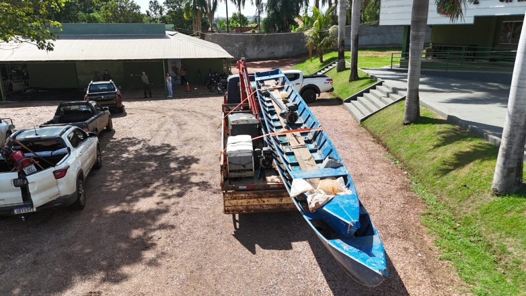 Canoas artesanais e motores apreendidos pela Polícia Ambiental no Rio Vermelho