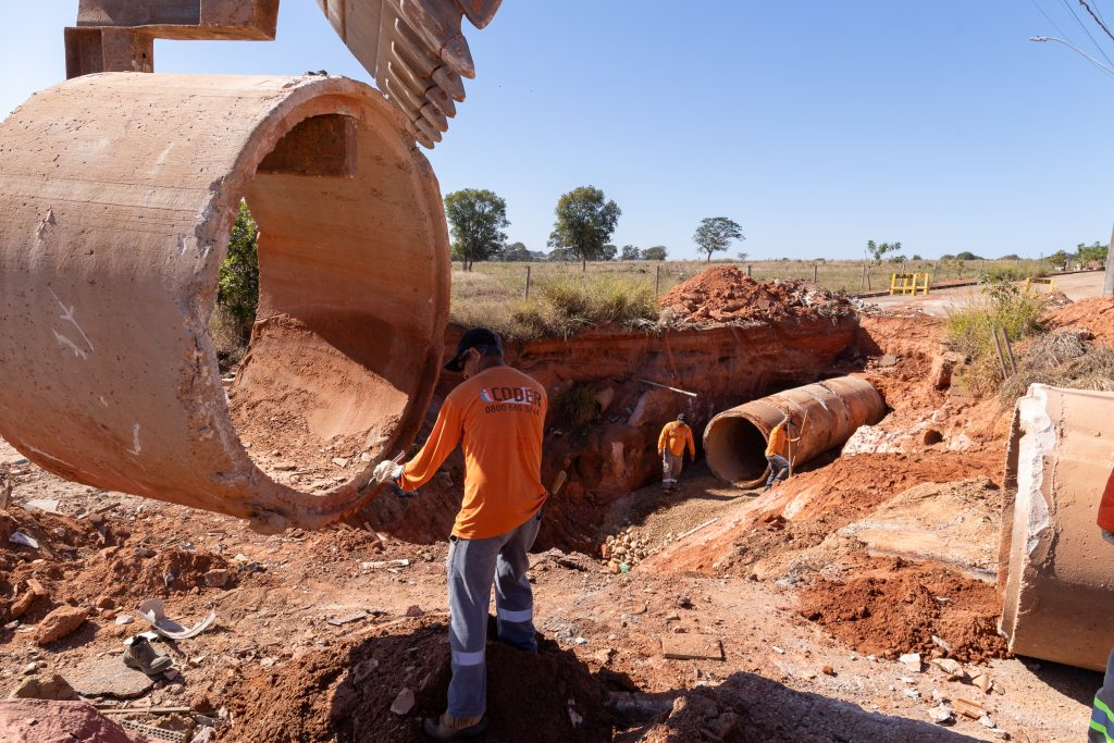 Obra de recuperação da via no bairro Parque dos Lírios