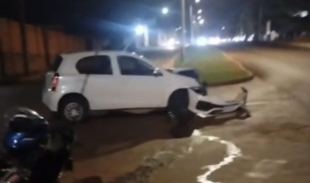 Idoso e criança escapam ilesos enquanto ocupantes do outro carro fogem do local.