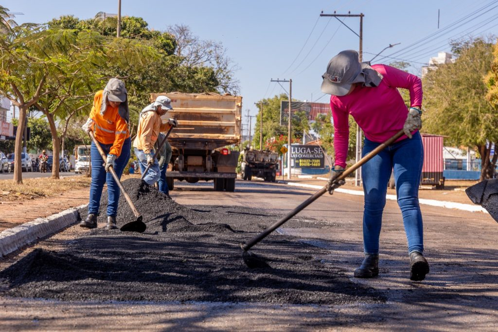 Serviço de tapa buraco que antecede a aplicação do microrrevestimento.