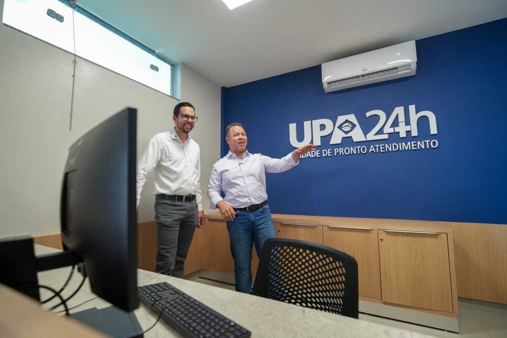 O prefeito Cláudio Ferreira e o secretário municipal de Saúde, Mykaell Vitorino. Foto - Marcos Miraglia